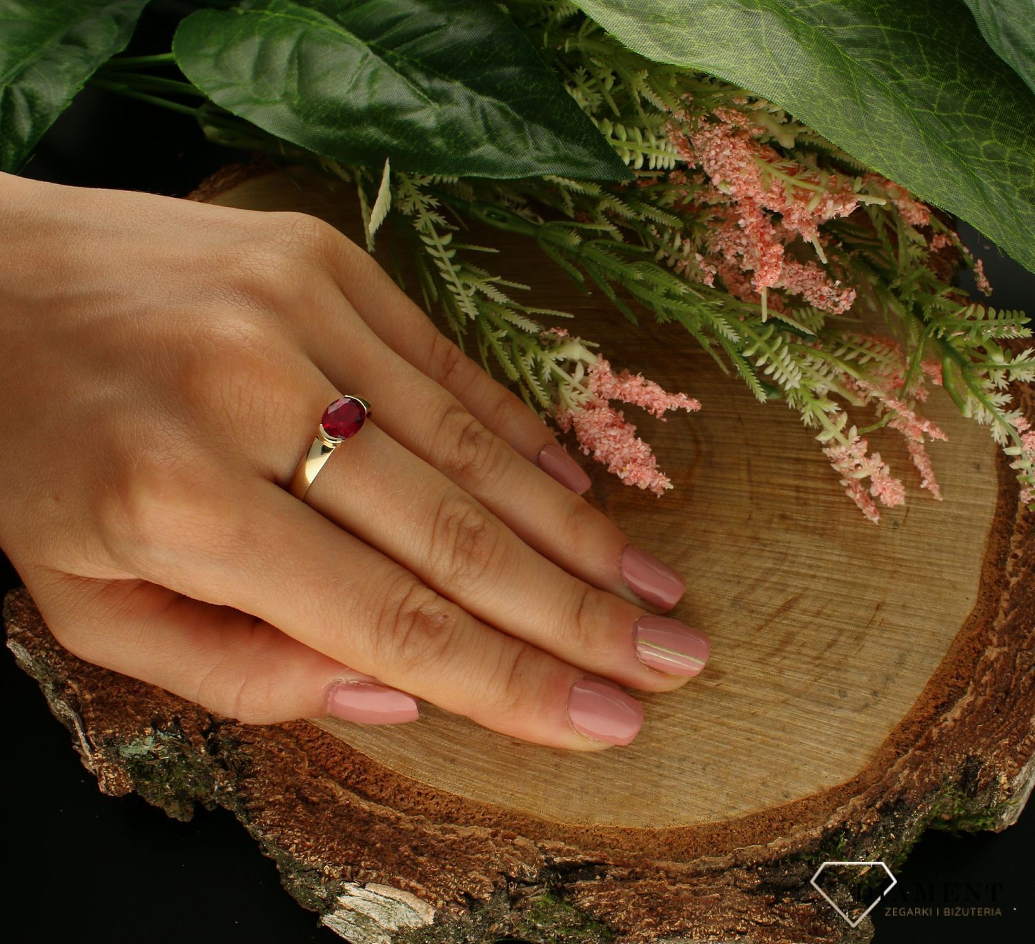 Złoty pierścionek  z cyrkonią czerwoną PI 6046B 333.Przepiękny pierścionek ze złota, który został ozdobiony niezwykłą cyrkonią w kolorze czerwonym. Pierścionek z wysokiej jakości 8-karatowego białego złota. Dodatek łączy w s (1).jpg